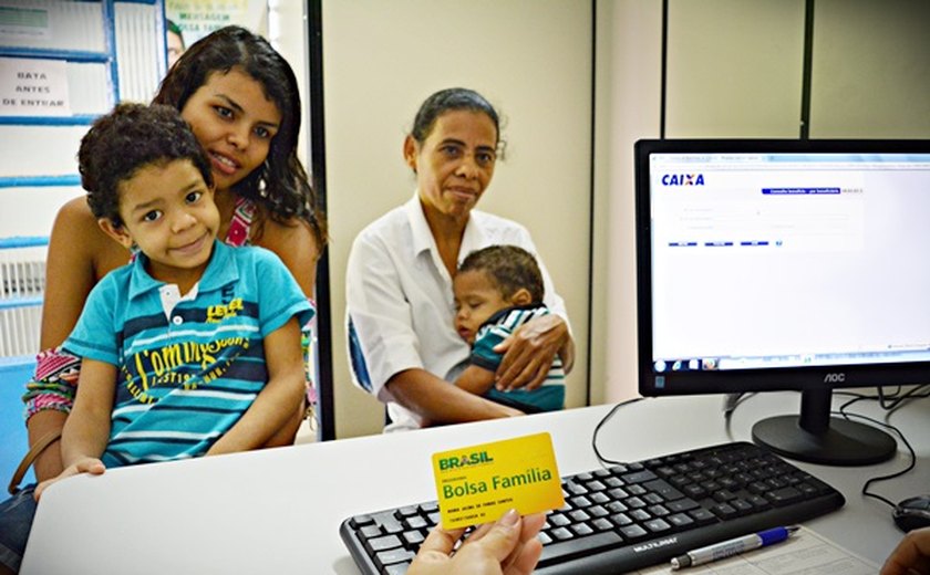 Beneficiários do Bolsa Família não precisam atualizar cadastro para receber Auxílio Brasil