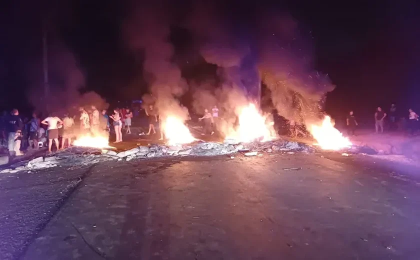 Moradores bloqueiam BR-416 em protesto pelo assassinato de dois jovens; Via segue bloqueada