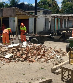 Prefeitura de Maceió retira barracas irregulares para construir novo galpão na Feirinha do Tabuleiro