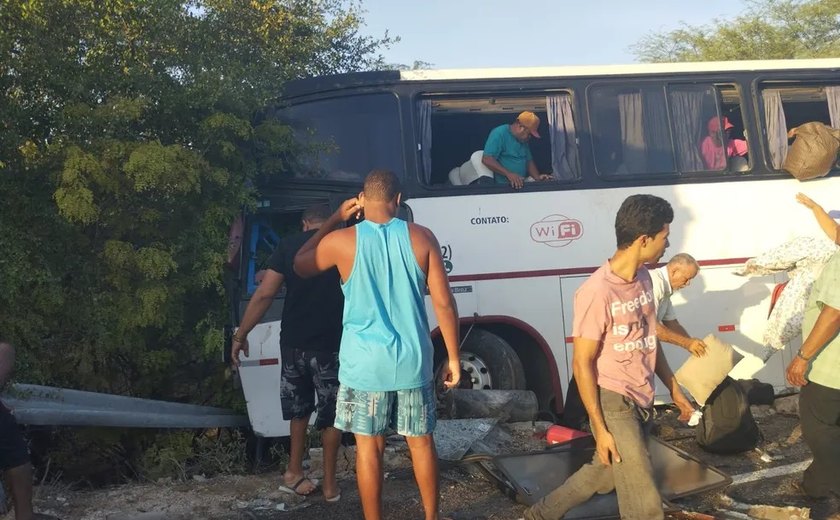 Acidente entre ônibus com romeiros de Alagoas deixa mortos e feridos em PE