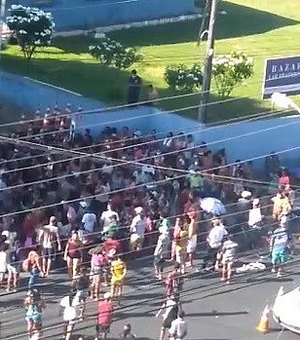 Cestas básicas acabam e famílias protestam na Avenida Gustavo Paiva