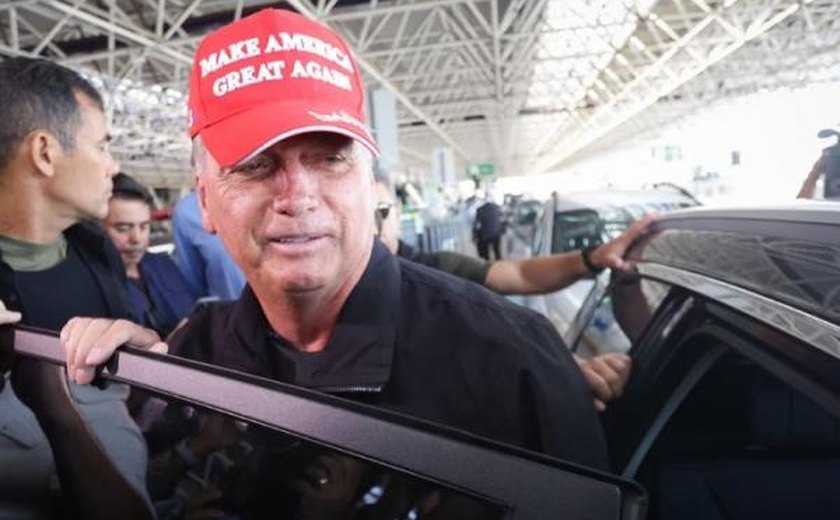 Bolsonaro diz que pode lançar Michelle ao Planalto se ele for ministro