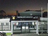 Motorista avança contra blitz, bate em muro de escola e é preso por embriaguez em Maceió