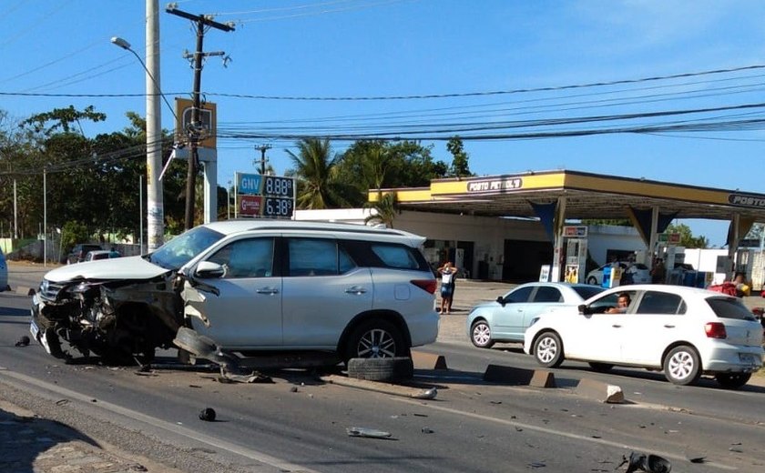 Acidente na Via Expressa deixa duas pessoas feridas