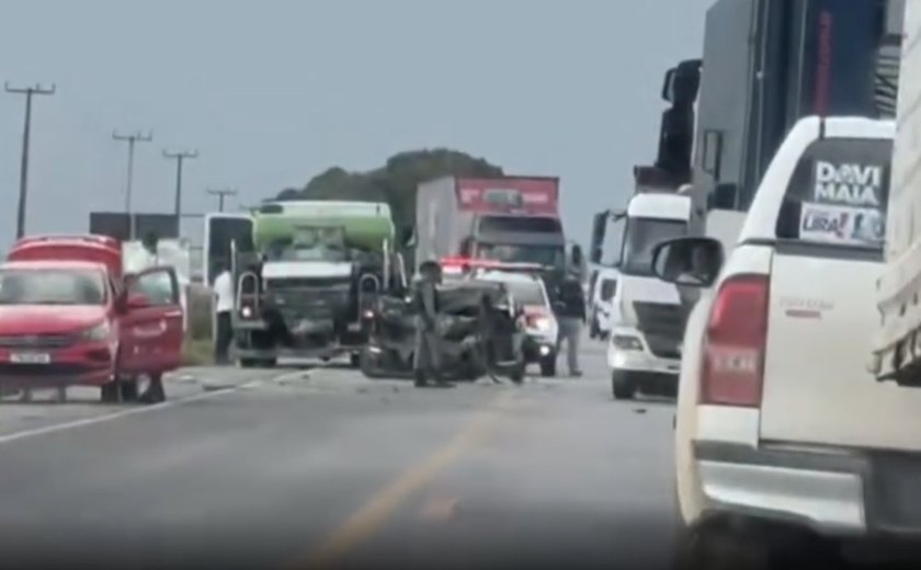 Motorista morre em colisão entre carro e caminhão na BR-424, em Marechal Deodoro