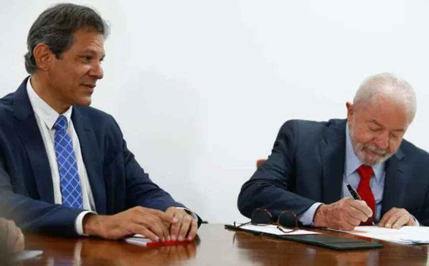 Lula se reúne com Haddad e presidente da Petrobras para discutir desoneração de combustíveis