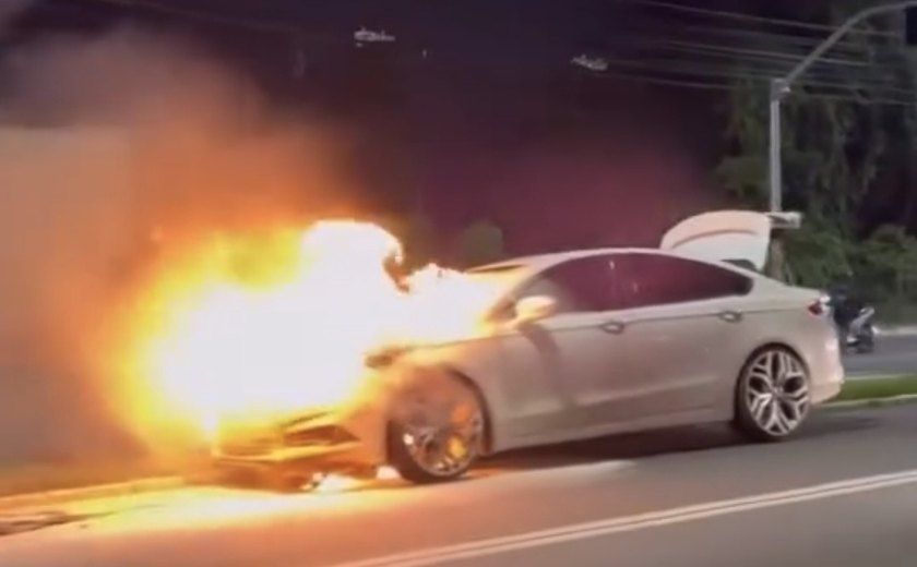 Carro pega fogo em avenida movimentada de Maceió