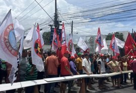 Manifestação de trabalhadores rurais do FNL bloqueia Fernandes Lima e causa transtornos no trânsito em Maceió