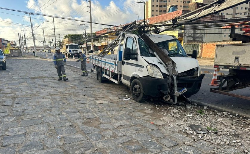 Caminhão com três ocupantes colide em poste na Menino Marcelo