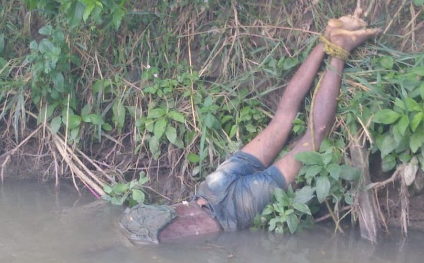 Cadáver encontrado de cabeça para baixo em rio de União dos Palmares. IMAGEM FORTE