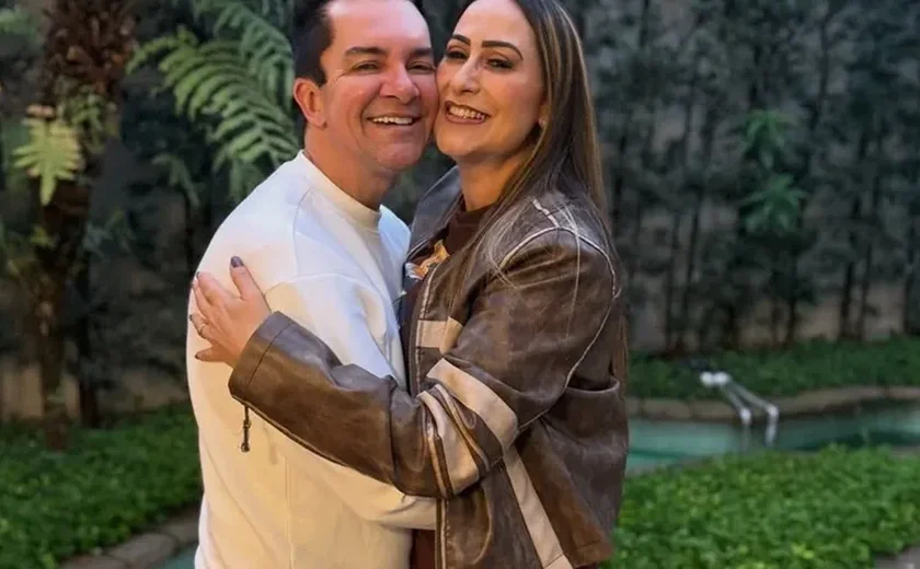 Esposa de Regis Danese queima boneco Labubu após incêndio em sua casa