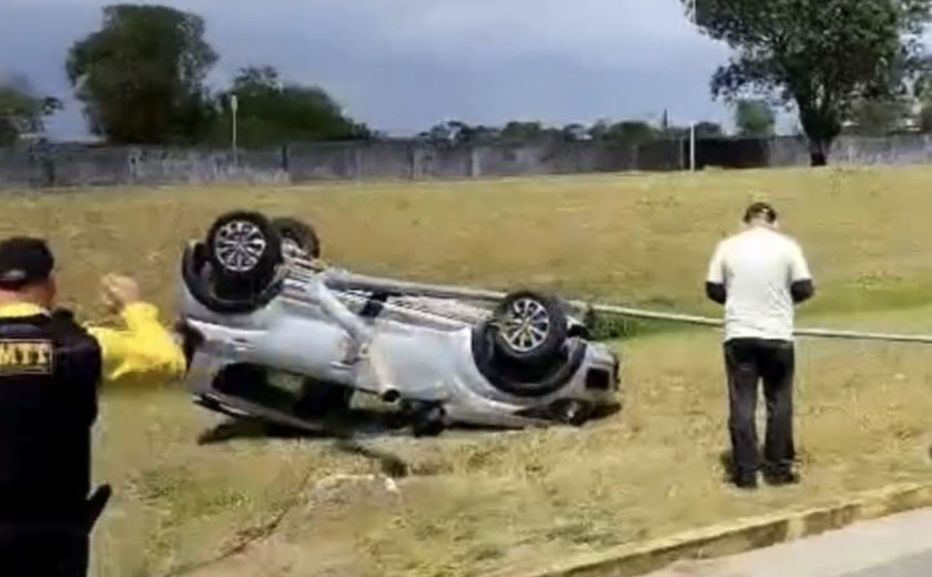Acidente com capotamento próximo ao Aeroporto Zumbi dos Palmares é registrado em Rio Largo