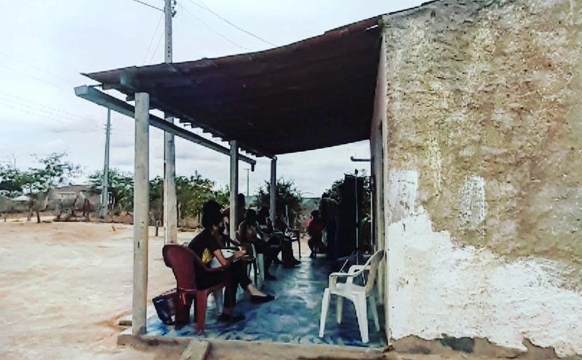 Renan Calheiros, o Quilombo Lagoa do Algodão não tem água de beber, muito menos pra se banhar. Água é direito essencial, senador!