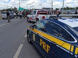 Em protesto, trabalhadores da educação fecham trecho da BR-104 em Rio Largo