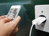 Entenda os riscos e perigos de manusear o celular conectado ao carregador