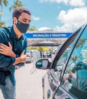 Prefeito JHC inicia vacinação de adolescentes contra Covid-19 em Maceió