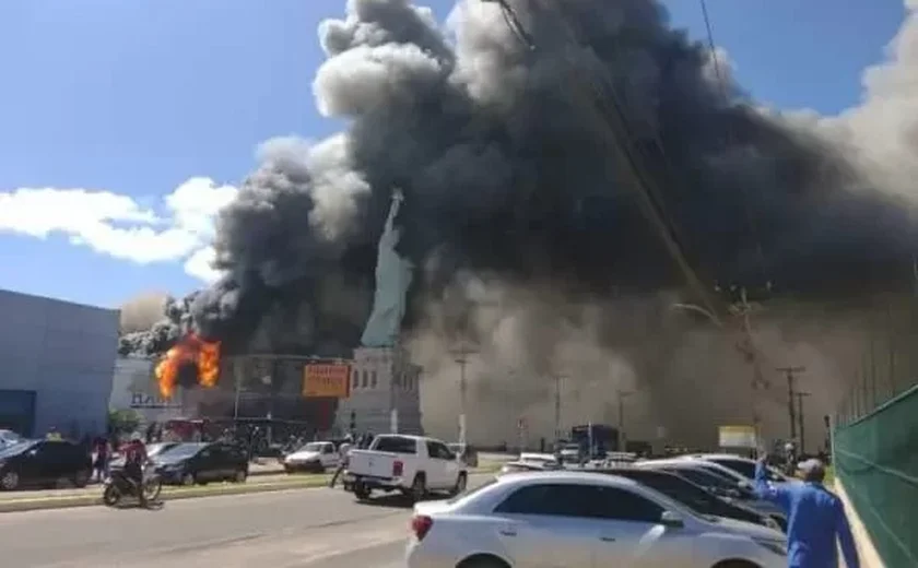 Incêndio de grande proporção atinge loja da Havan na Bahia