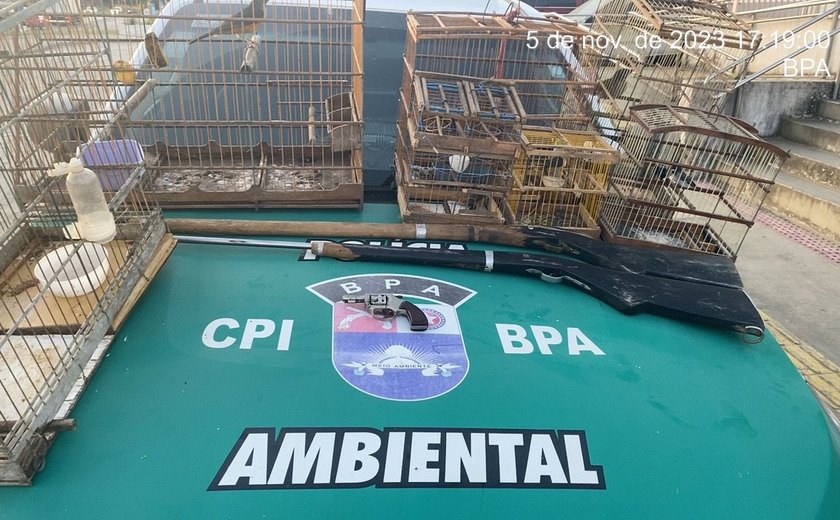 Polícia Militar apreende espingardas, revólveres e aves em gaiolas em União dos Palmares