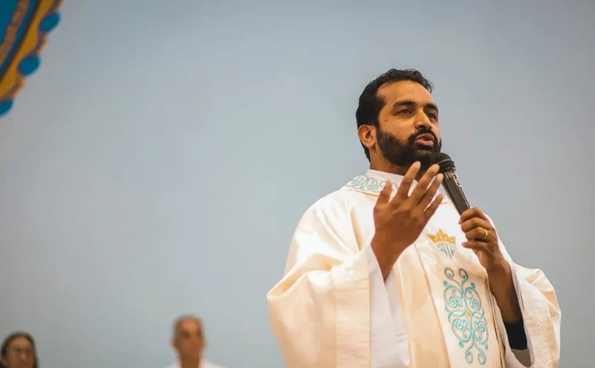 Padre é denunciado por abusar de jovem durante oração