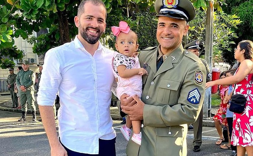 Sargento gay da PM ganha licença-paternidade inédita de 6 meses