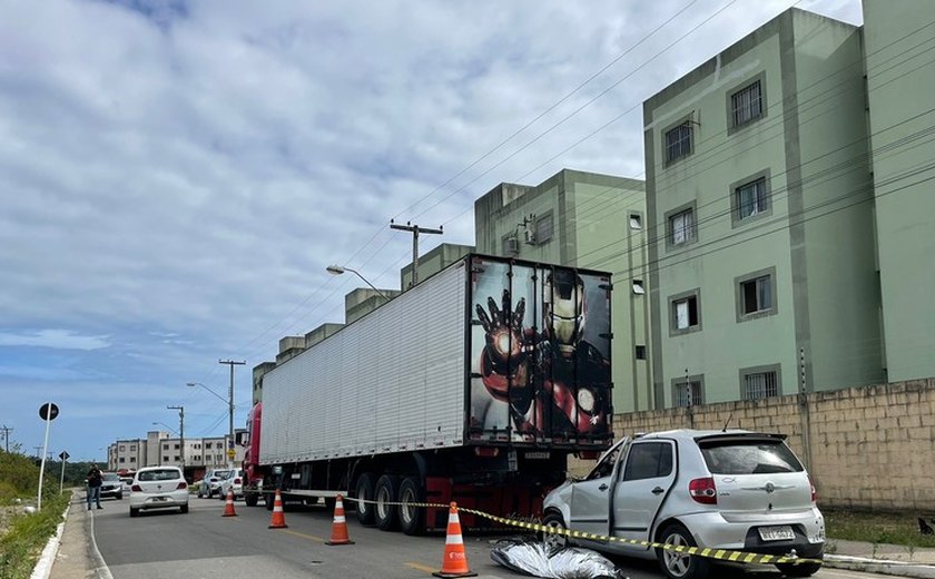 Motorista morre após ficar preso às ferragens em acidente na parte alta de Maceió