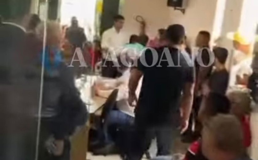 Vereador do município de Messias arremessa celular de mulher pela janela, durante sessão na câmara