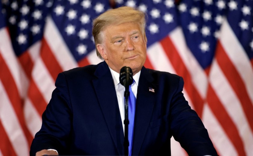 Trump se recusa a pedir desculpas por vídeo racista com os Obamas