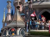 Funcionários da Disney Paris entram em greve e 'ocupam castelo'