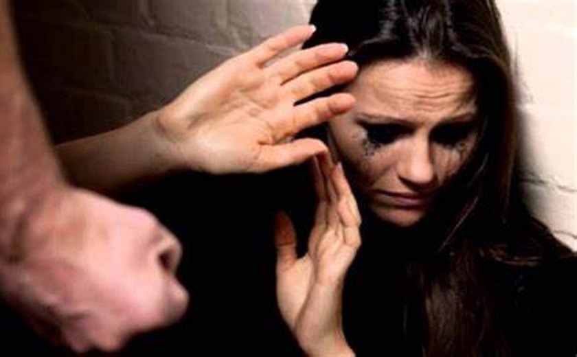 Marido dá soco em mulher enquanto ela estava com filho no colo