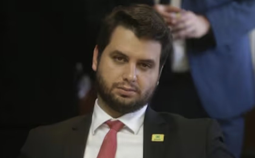 Filipe Martins, ex-assessor de Bolsonaro, é preso após descumprir medida cautelar