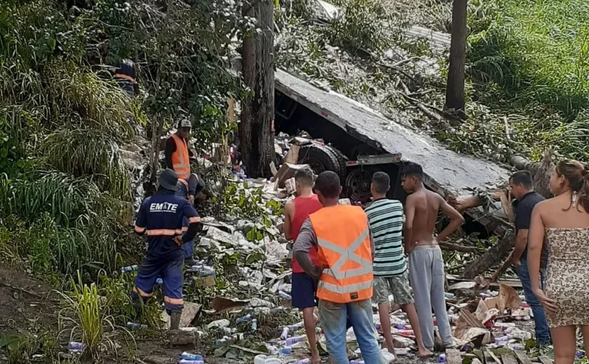 Veículo de carga capota e condutor fica ferido na BR-104, em São José da Laje