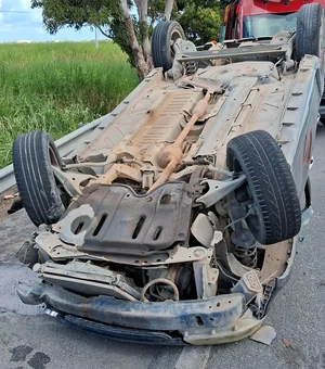 Carro vira e fica com pneus para o ar em acidente com outro veículo perto do Polo de Marechal Deodoro, AL