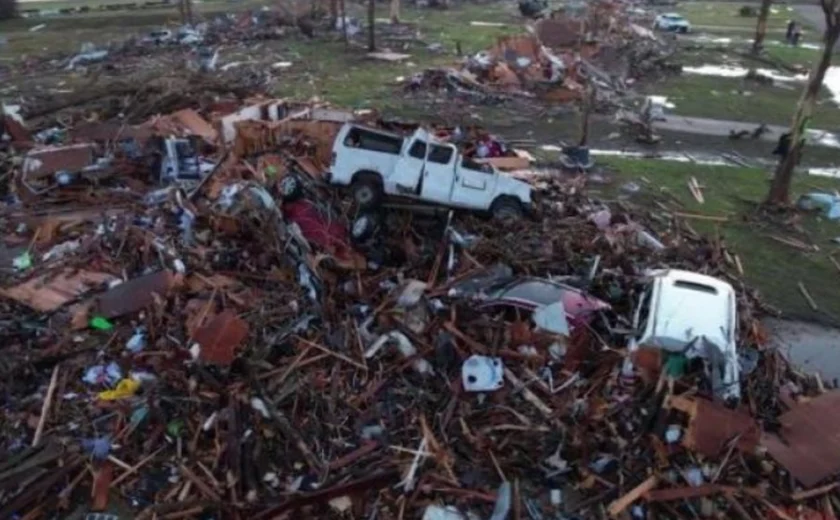 Tornado nos EUA deixa ao menos 26 mortos e milhares de casas sem energia