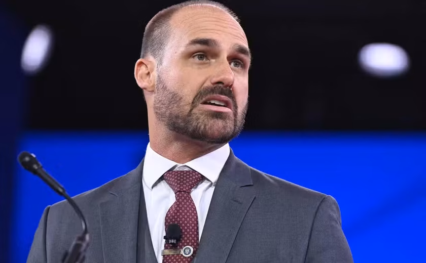 Eduardo Bolsonaro diz que vai “tirar Alexandre de Moraes do STF” e ataca Polícia Federal em live