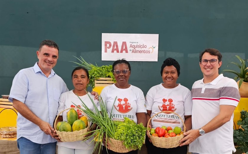 Emater entrega 7 toneladas de alimentos a famílias quilombolas em Olho dÁgua das Flores