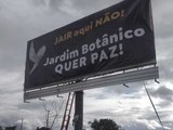 Após destruição de outdoor contra Bolsonaro, moradores colocam nova placa