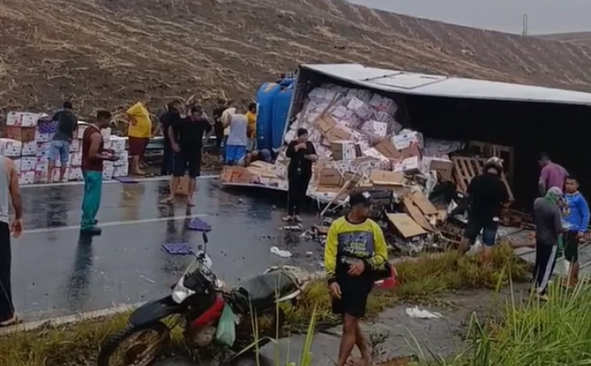 Carreta tomba e espalha carga de frutas na BR-101, em Alagoas