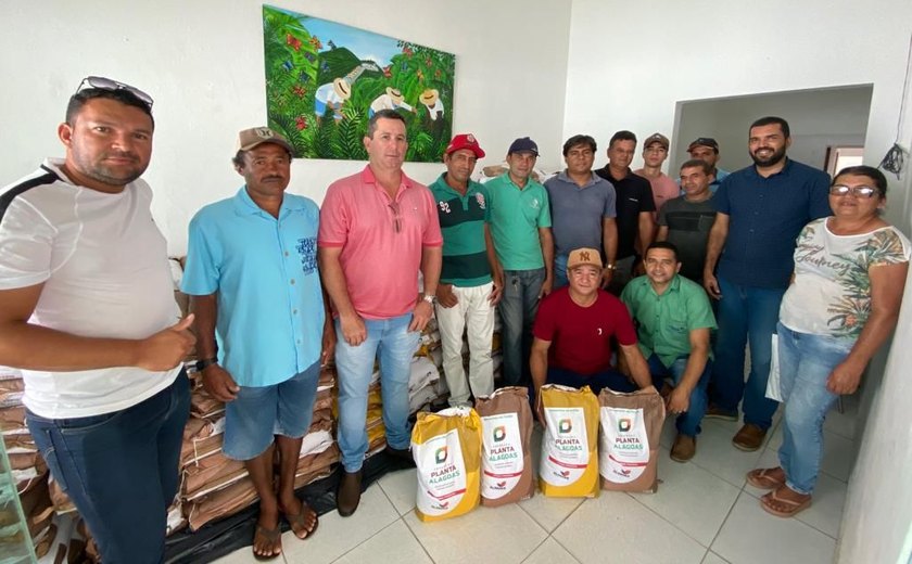 Prefeitura de Santana do Mundaú realiza distribuição de sementes para agricultores