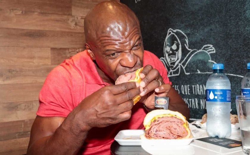 Terry Crews visita o Mercadão de SP, dança 'Thousand Miles' e celebra paixão dos brasileiros