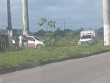 Populares encontram corpo de bebê dentro de pneu na parte alta de Maceió