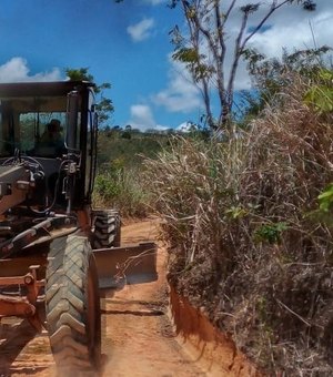 Prefeitura de Branquinha mantém frente de trabalho nas estradas de acesso à zona rural