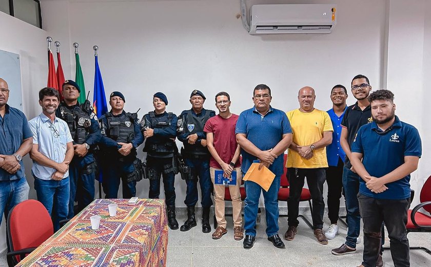 Júnior Menezes, Almir Belo e Milton do Complementar participam de reunião com alunos da UNEAL