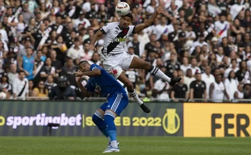 Com festa e jogaço no Maracanã, Vasco vence e reduz a distância para o líder Cruzeiro na Série B