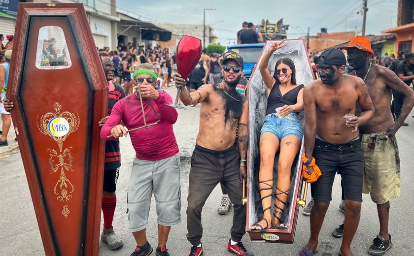 Bloco Caixão arrasta multidão pelas ruas de Murici