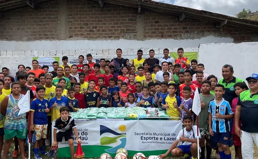 Prefeitura de Santana do Mundaú entrega uniformes e materiais esportivos à Escolinha Craques do Futuro