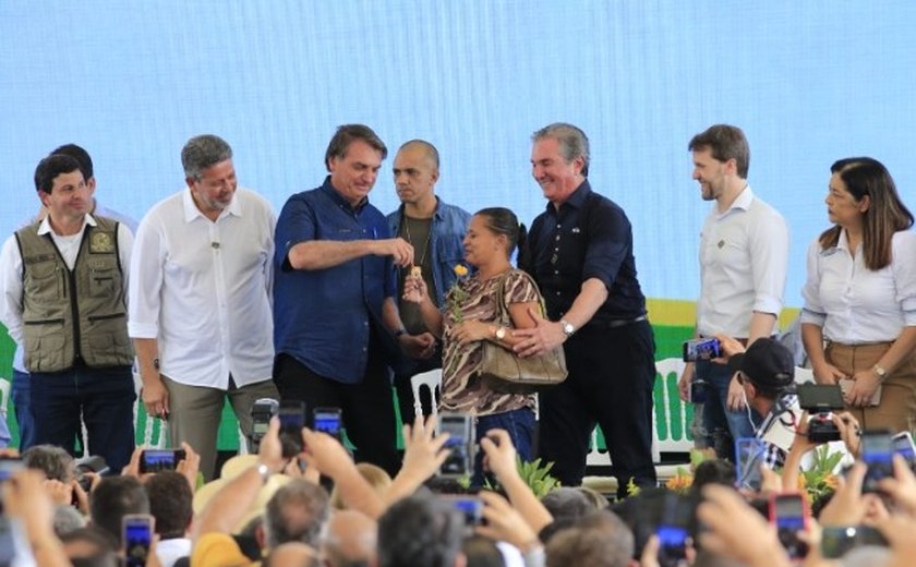 Em Maceió, Bolsonaro entrega 1.120 moradias a famílias de baixa renda