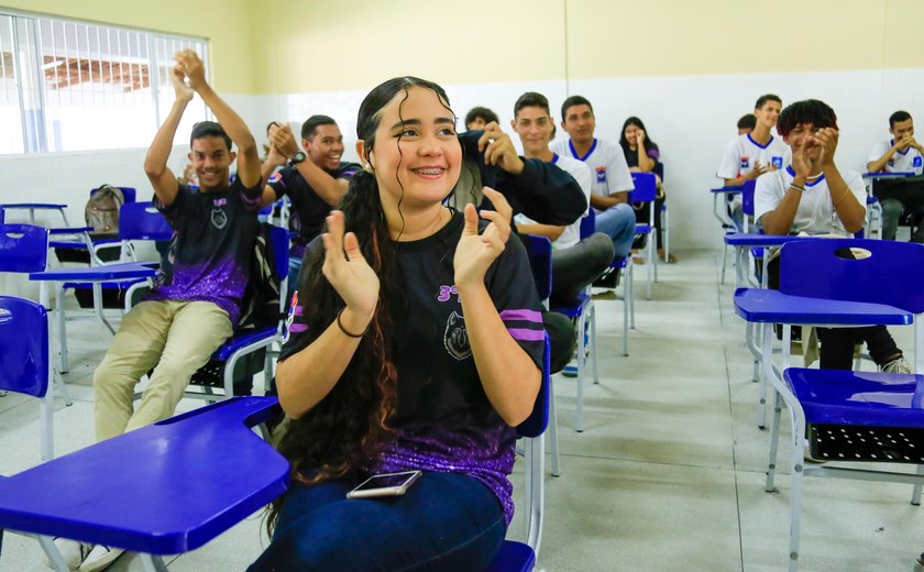 Projeto inspirado no Cartão Escola 10 é aprovado na Câmara dos Deputados