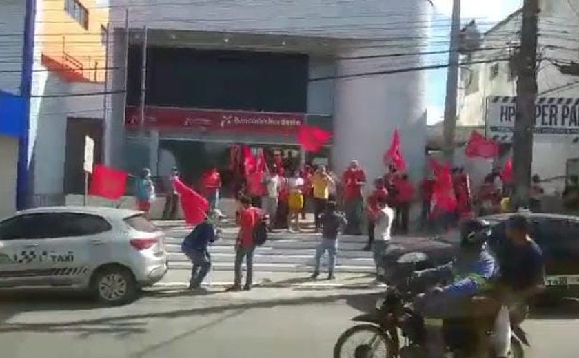 Grupo de manifestantes protesta contra Bolsonaro em União dos Palmares