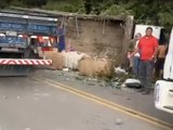 Motorista morre após caminhão tombar na AL-105 em Alagoas