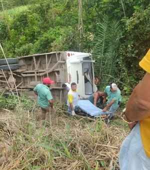 Capotamento de ônibus deixa uma pessoa presa às ferragens na AL-105